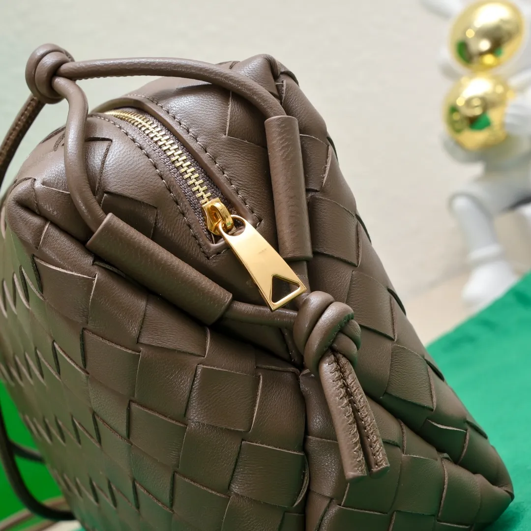Batch 1260 B's new model is coming🔥Classic woven logo✅ The bag body is made of selected original sheepskin. The texture is soft and waxy. The simple square bag body is classic and versatile. The internal design is very practical. It has a large space and has an adjustable iconic leather drawstring. It can be said to be both elegant and practical. The design is very simple and elegant, with a kind of literary and retro style. Size 22x15x8, model: 6684#